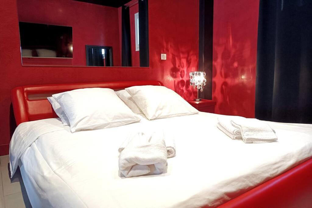Appartement Balneo Et Sauna Prives The Red Room 모기오 외부 사진