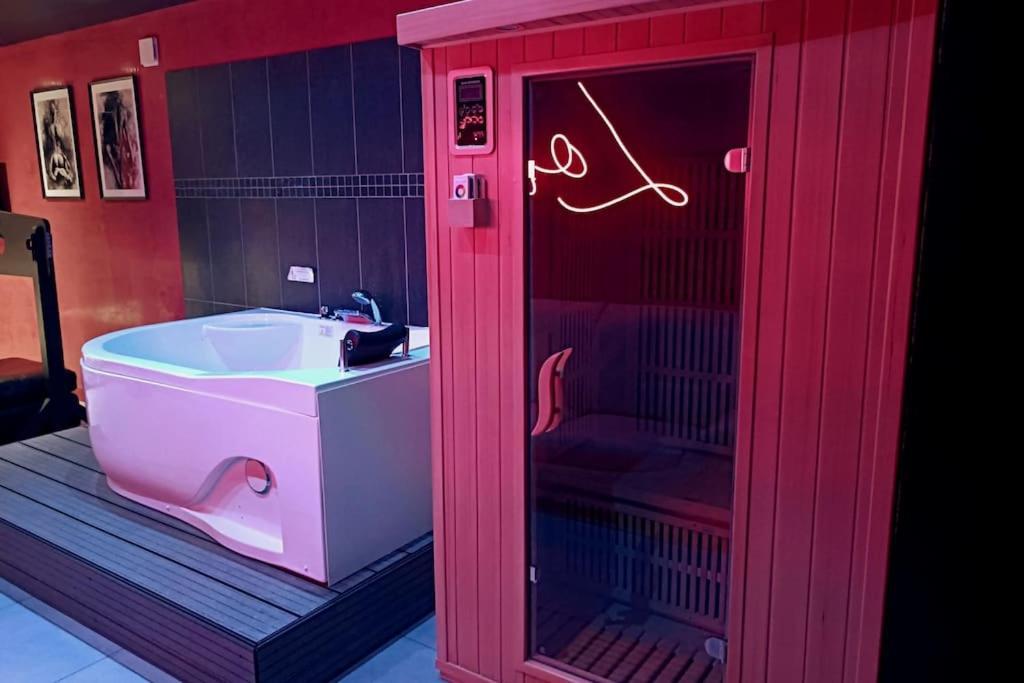 Appartement Balneo Et Sauna Prives The Red Room 모기오 외부 사진