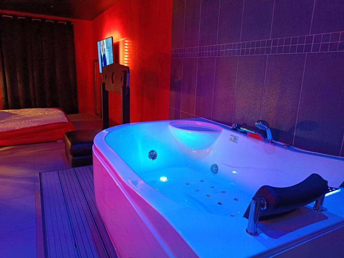 Appartement Balneo Et Sauna Prives The Red Room 모기오 외부 사진