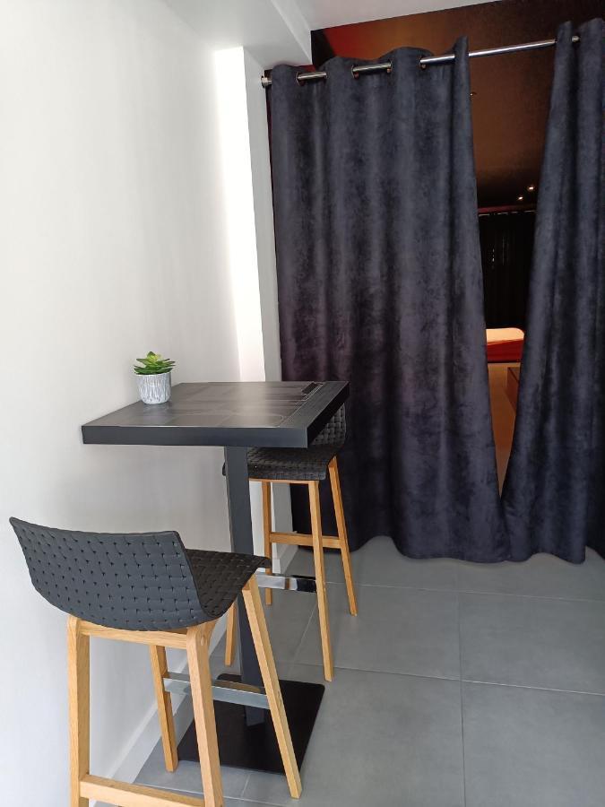 Appartement Balneo Et Sauna Prives The Red Room 모기오 외부 사진