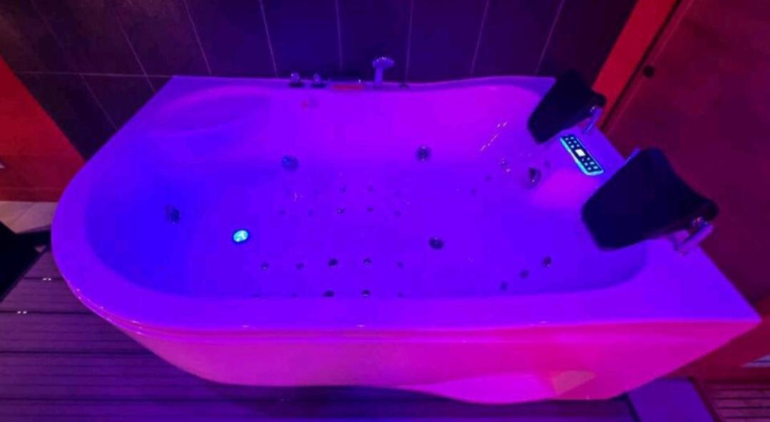 Appartement Balneo Et Sauna Prives The Red Room 모기오 외부 사진