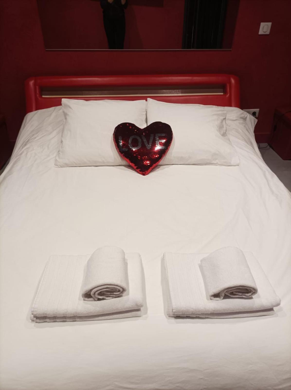 Appartement Balneo Et Sauna Prives The Red Room 모기오 외부 사진